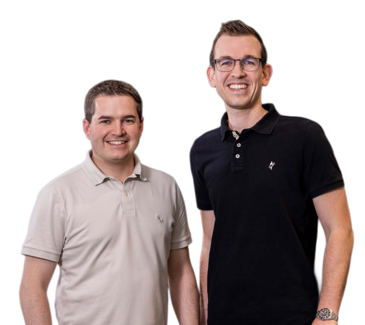 Robin und Alexander Zwei lächelnde Männer stehen nebeneinander, einer trägt ein helles Poloshirt, der andere ein dunkles Poloshirt.